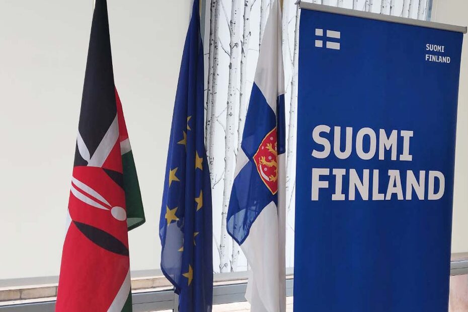 Kenia, EU:n ja Suomen liput rivissä.